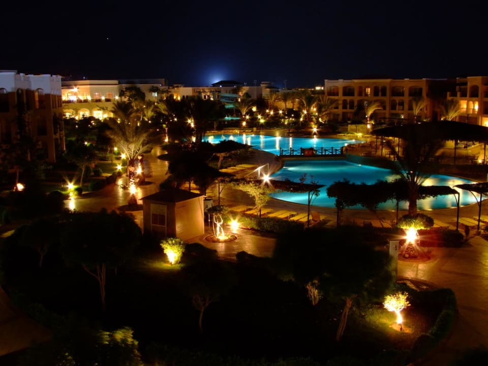 Widok hotelu nocą Jaz Mirabel Park & Club