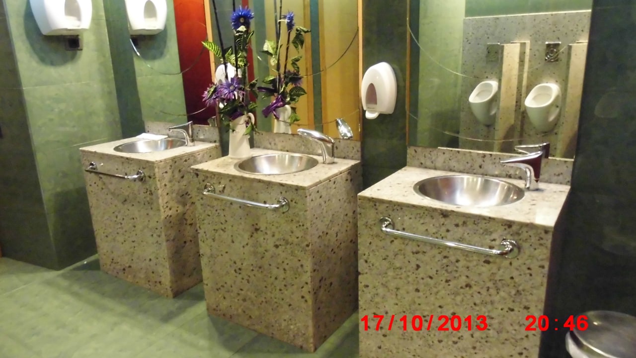 Toilette in der Lobby, alles Naturstein MUR Hotel Faro Jandia & Spa Fuerteventura