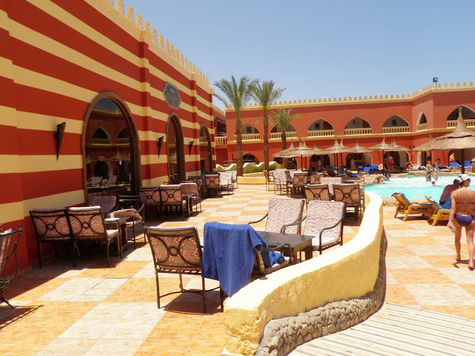 Basen główny i restauracja Pickalbatros Alf Leila Wa Leila Resort - Neverland Hurghada