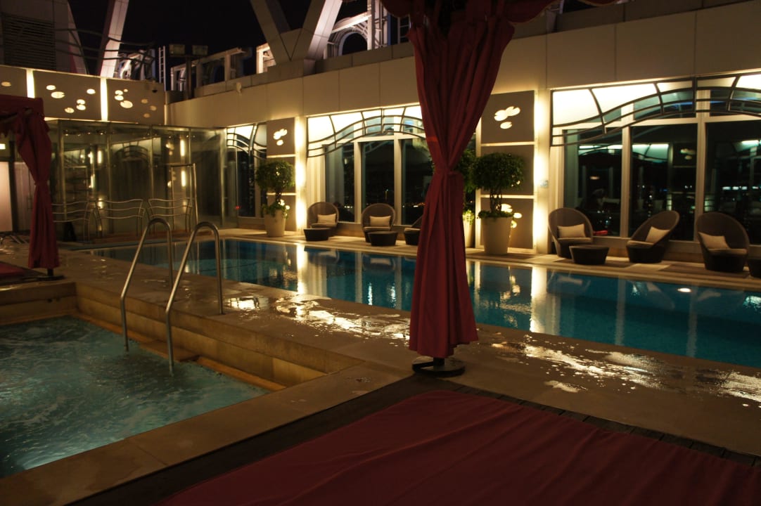 Pool bei Nacht Cordis Hotel