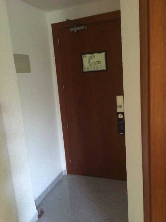 Zimmertür - rechts geht es ins Bad H10 Casa del Mar