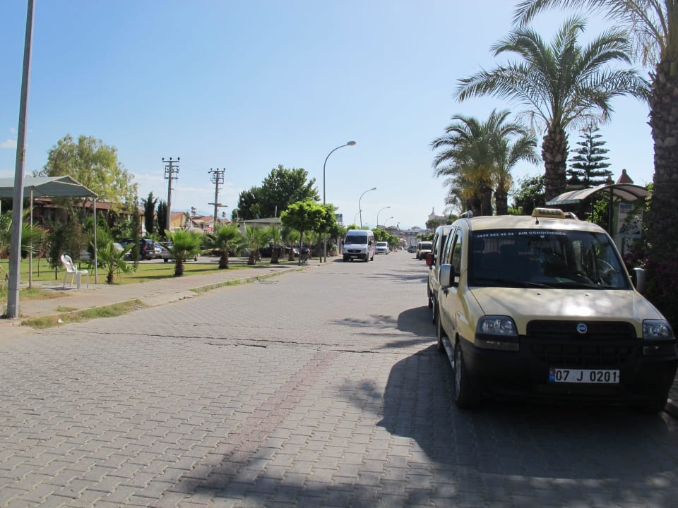 Vor dem Hotel geht's zum Bazar Trendy Aspendos Beach Hotel
