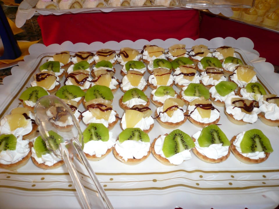 Süsser Nachtisch mit Obstverzierung Valentin Sancti Petri