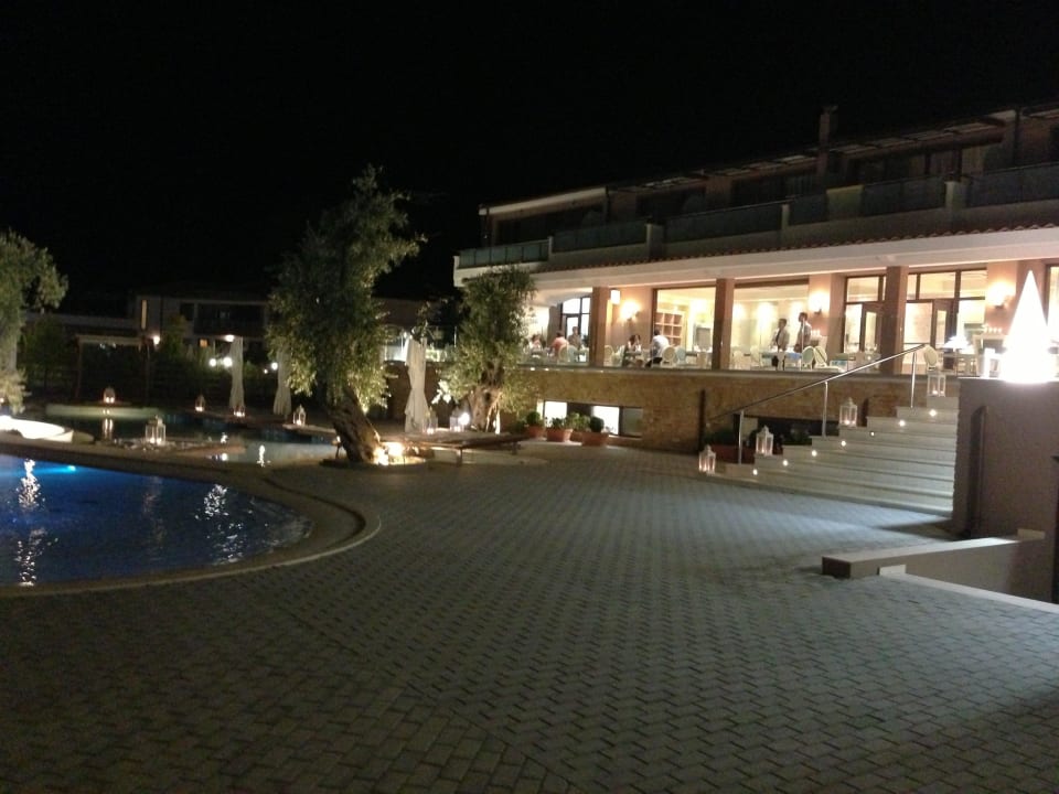 Hotel-Innenhof mit Blick zum Restaurant Alexandra Golden Boutique - Adults only