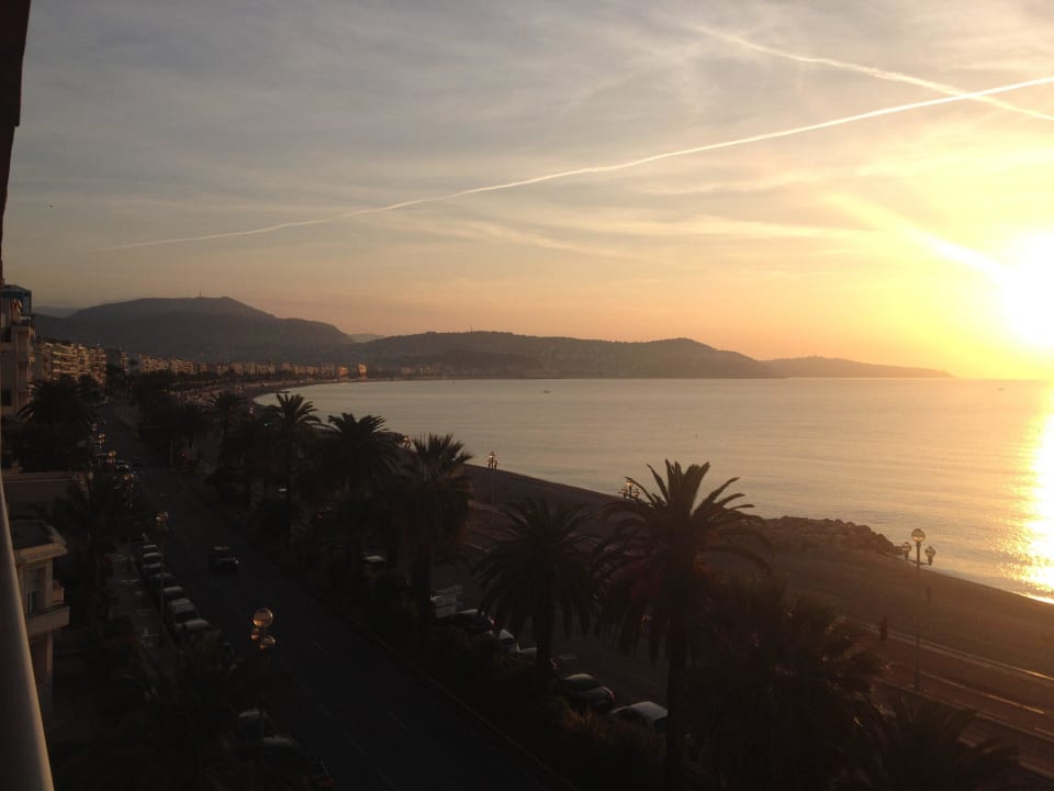 Pendant le petit déjeuner sur la terrasse Adagio Nice Promenade Des Anglais