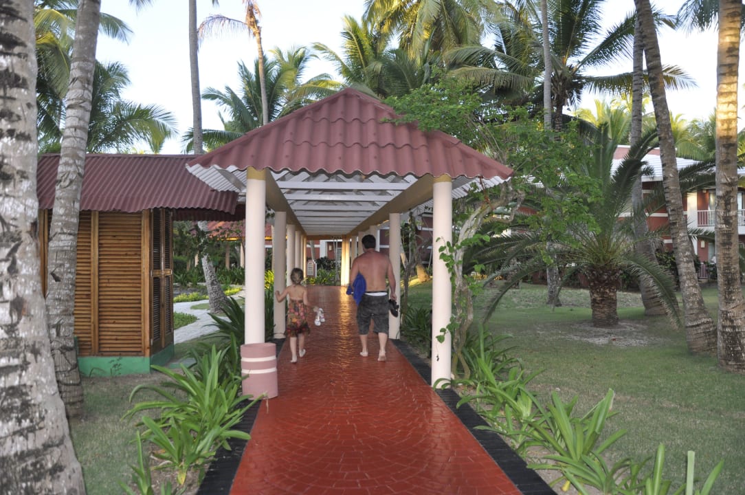 Sonnengeschützte Wege durch die Gartenanlage Grand Palladium Select Bávaro Resort & Spa