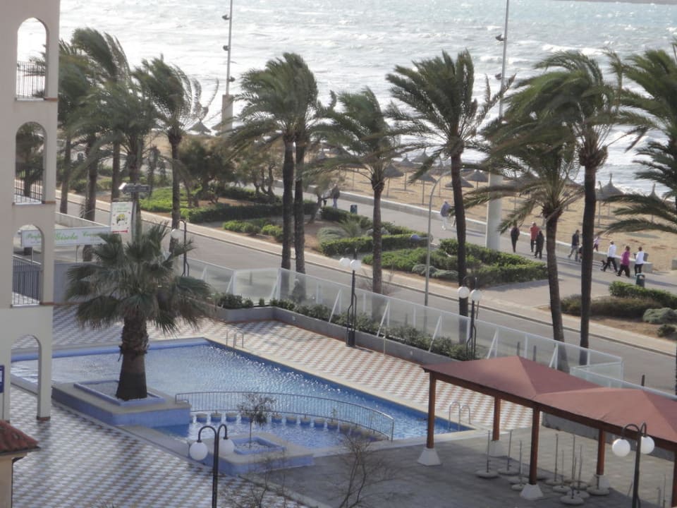 Aussblick zum Pool des Nachbar Hotels Hotel Playa Golf