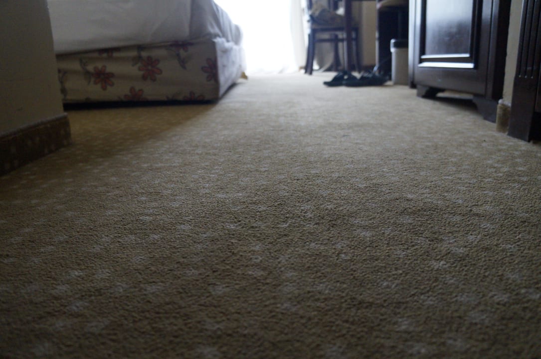 Teppichboden wirkt sehr alt und abgenutzt Armas Gül Beach