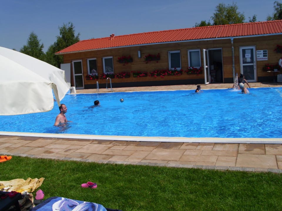Ansicht neuer Aussenpool AHORN Berghotel Friedrichroda