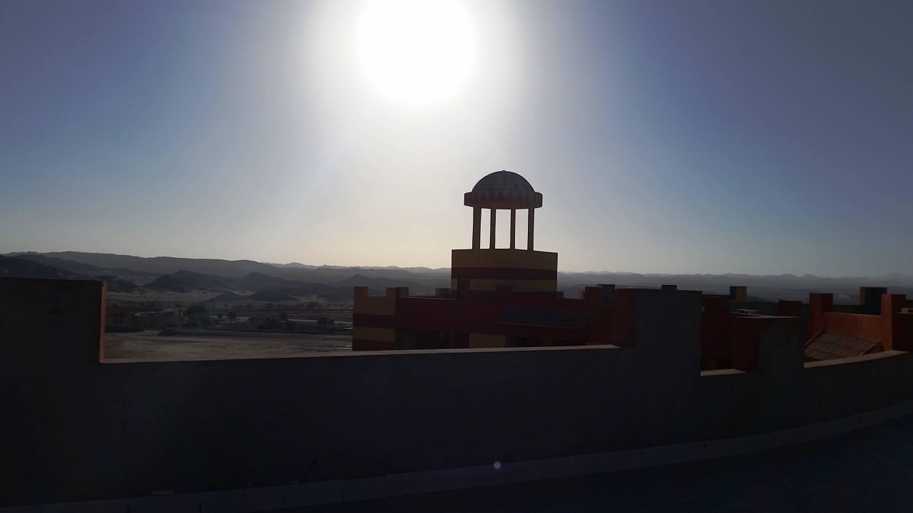 Башня и горы Malikia Resort Abu Dabbab