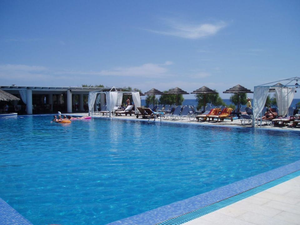 Pool und Meer Mediterranean Beach