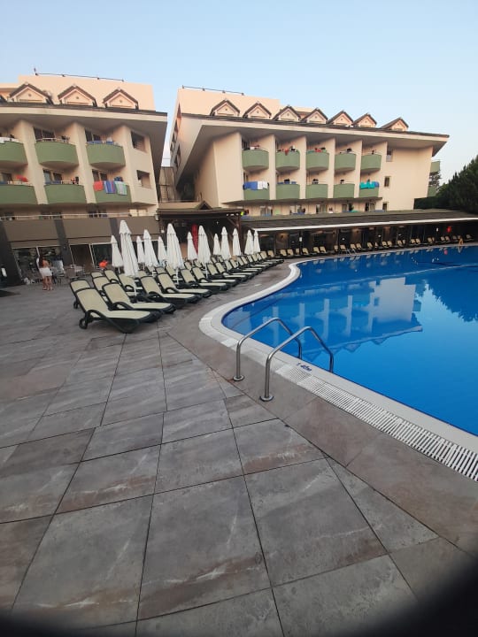 Pool Side Breeze Hotel