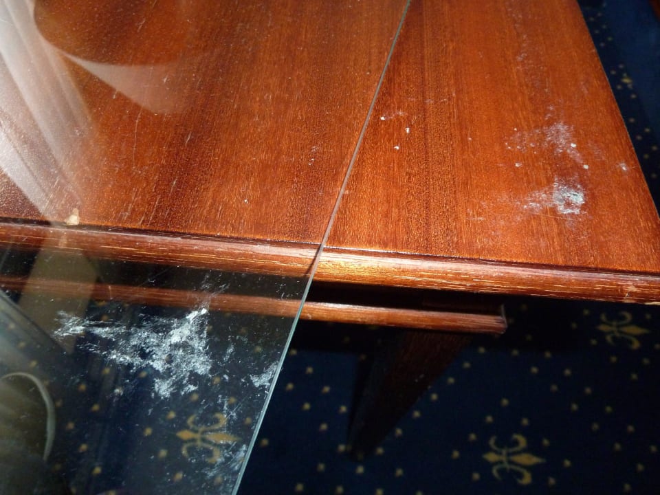 Schmutziger Tisch im Zimmer Garner Hotel Frankfurt - Palmengarten
