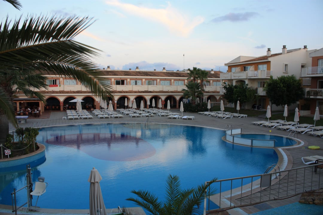 Pool unten, links ist die Bar zu sehen blau punta reina