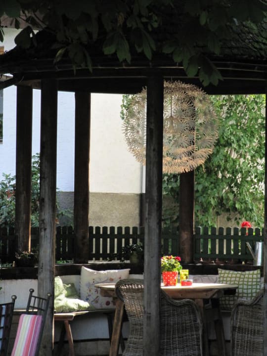 Sitzecke auf der Terrasse Hotel Seehof Goldegg