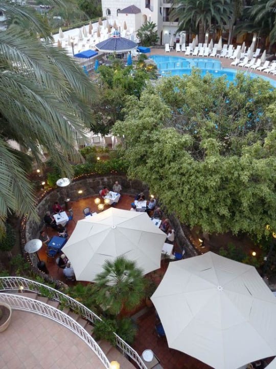 Blick auf die Restaurant-Terrasse Seaside Hotel Sandy Beach