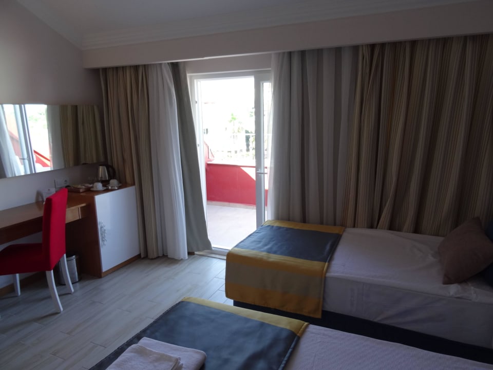 Einen großen Balkon gibt es auch Side Legend Hotel
