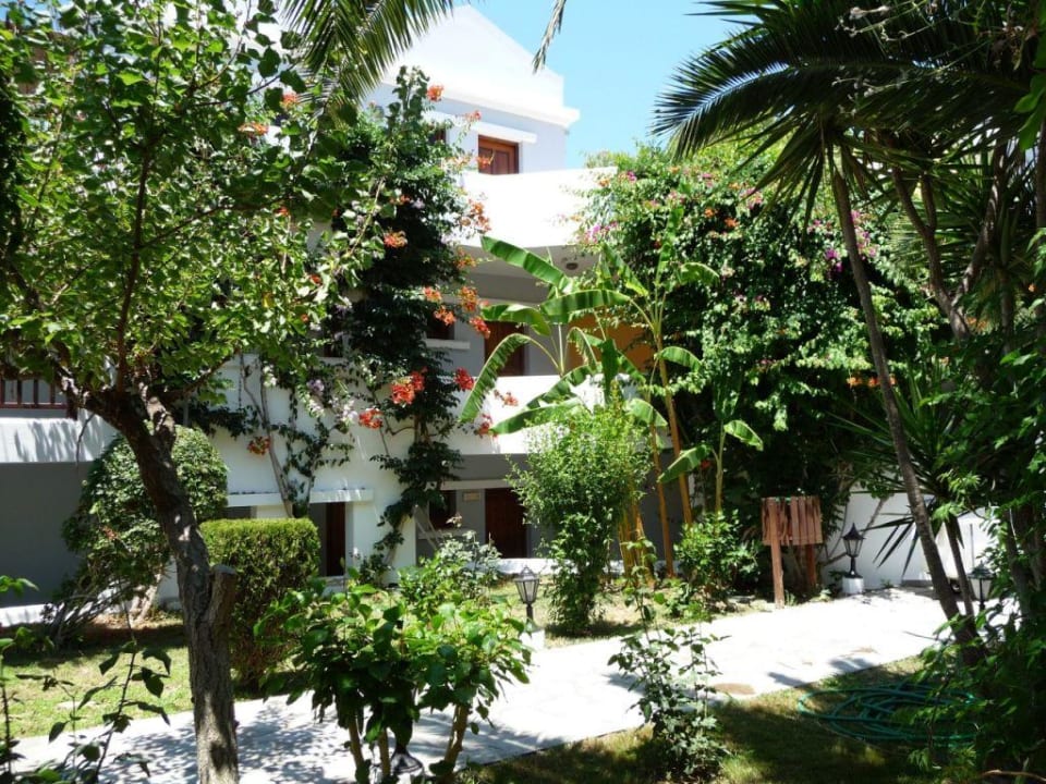 Gartenanlage und Teil eines Gebäudes Atlantica Marmari Beach