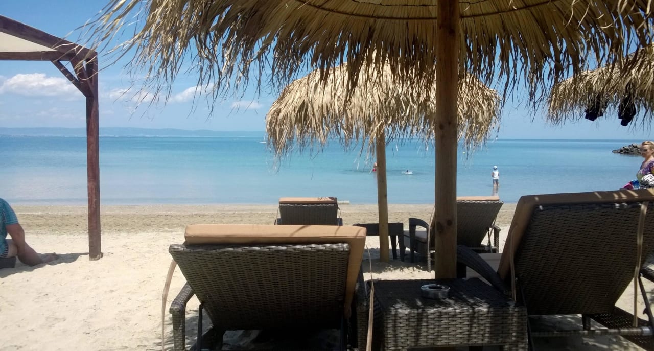 2 Liegen 1 Tisch 1 Schirm 10€ pro Tag Hotel & Spa St. George