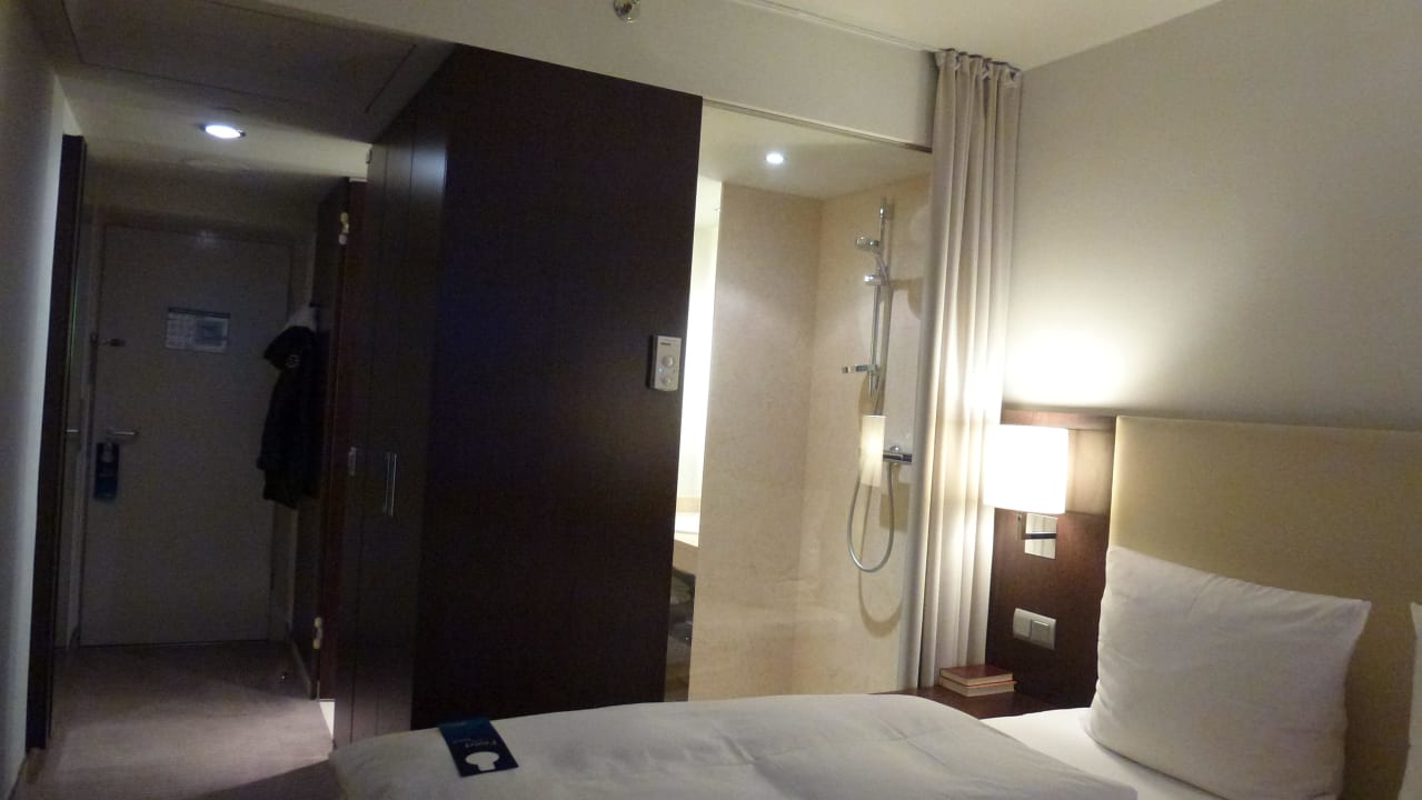 Blick zur Dusche NYX Hotel Erfurt