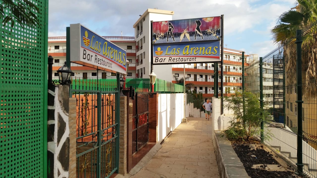 Eingang zur Disco Apartments Strelitzias