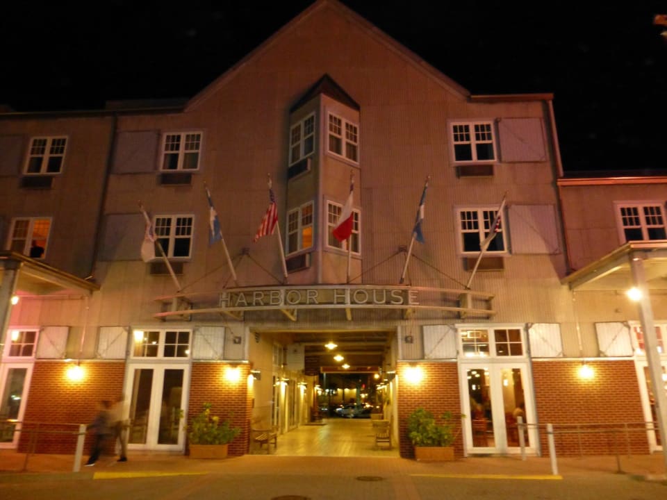 Außenansicht bei Nacht Hotel Harbor House