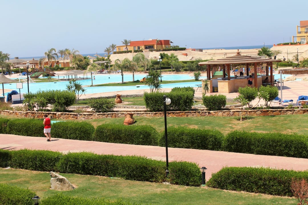 Výhľad z balona na lobby bar  pri bazéne a bazén Malikia Resort Abu Dabbab