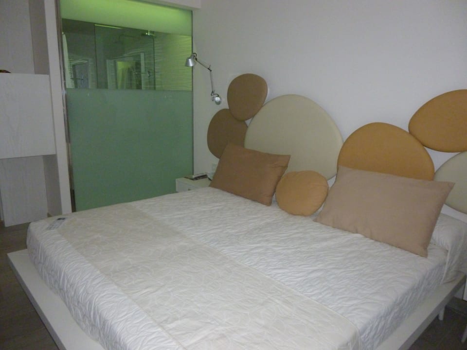 Bett und Dusche mit Ausblick und Farbwechsel Son Moll Sentits Hotel & Spa