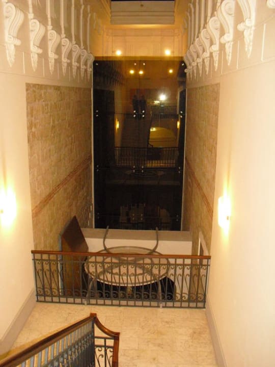 Atrium im 5. Stockwerk UNAHOTELS Napoli