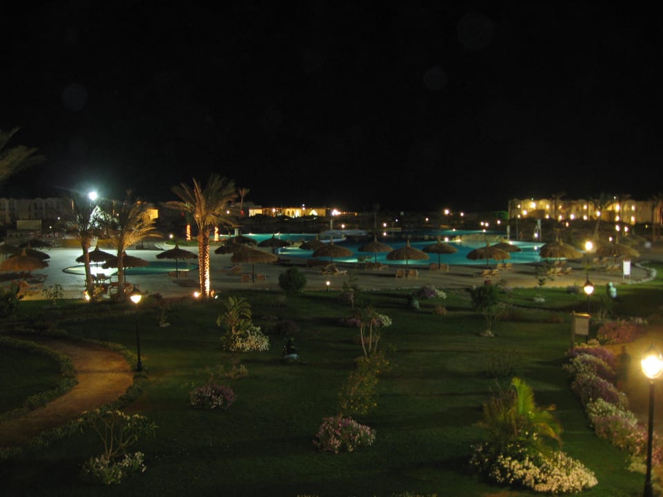 Poolanalge bei Nacht Hotel Gorgonia Beach Resort