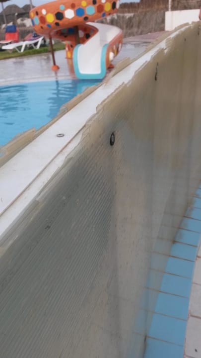 Scharfkantige Abtrennung Kinderpool Hotel Meninx Djerba