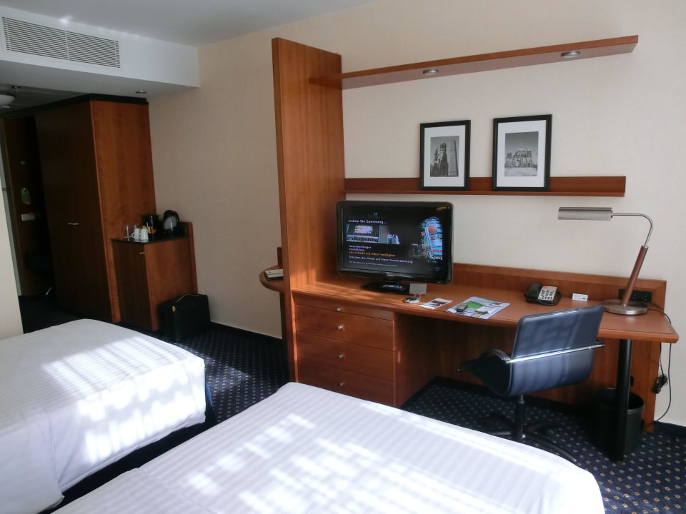 Ganzes Zimmer mit Schreibtisch Courtyard by Marriott Berlin City Center