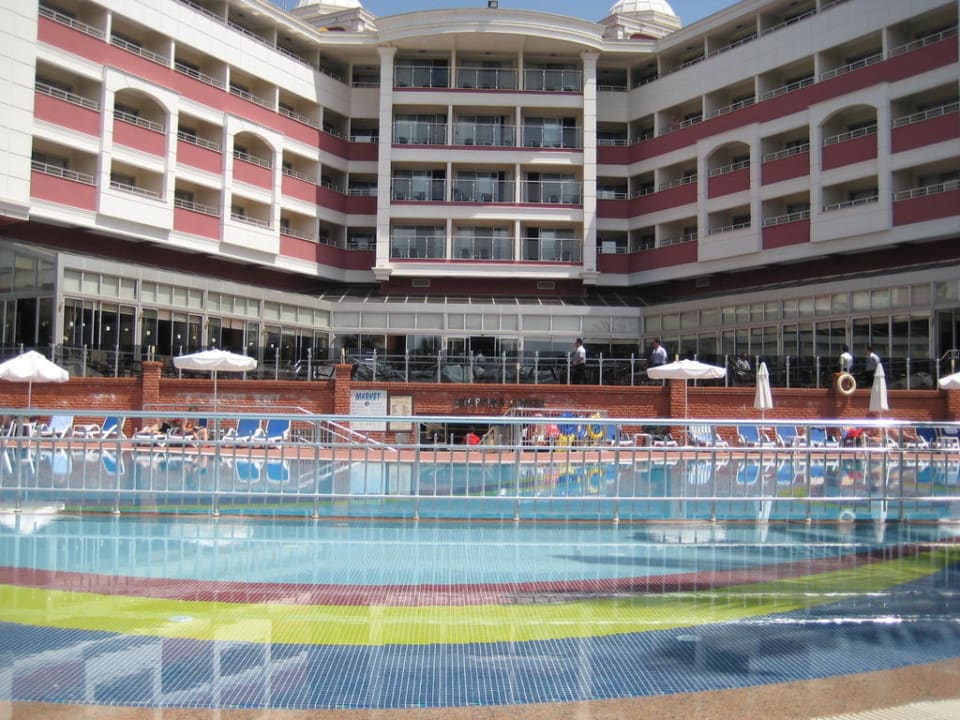 Blick vom Poolbereich zur Terrasse Seher Kumköy Star Resort & Spa