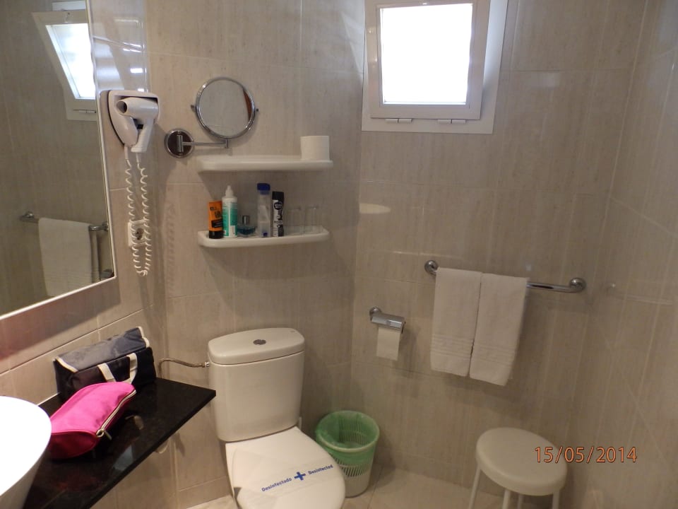 Ein Bad mit Fenster. Super... Bahía de Alcúdia Hotel & Spa