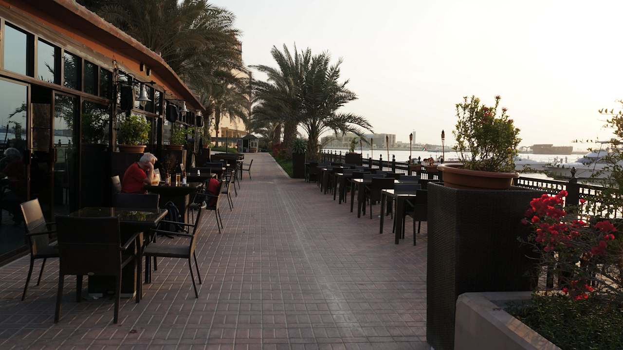 Kleine Bar rechts vom Hotel  Hilton Garden Inn Ras Al Khaimah