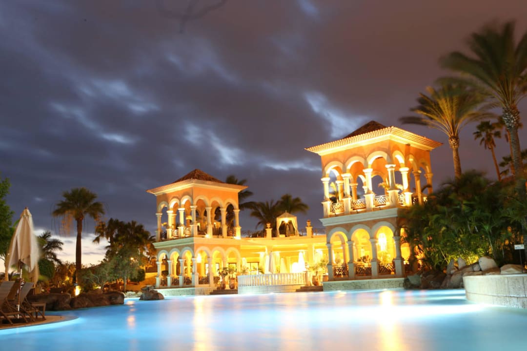 Pool und Hotel bei Nacht JOIA El Mirador by Iberostar