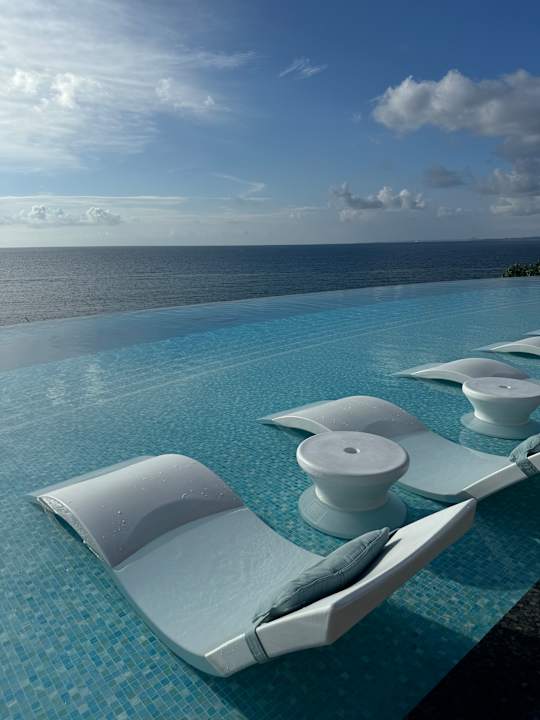 Pool Halekulani Okinawa