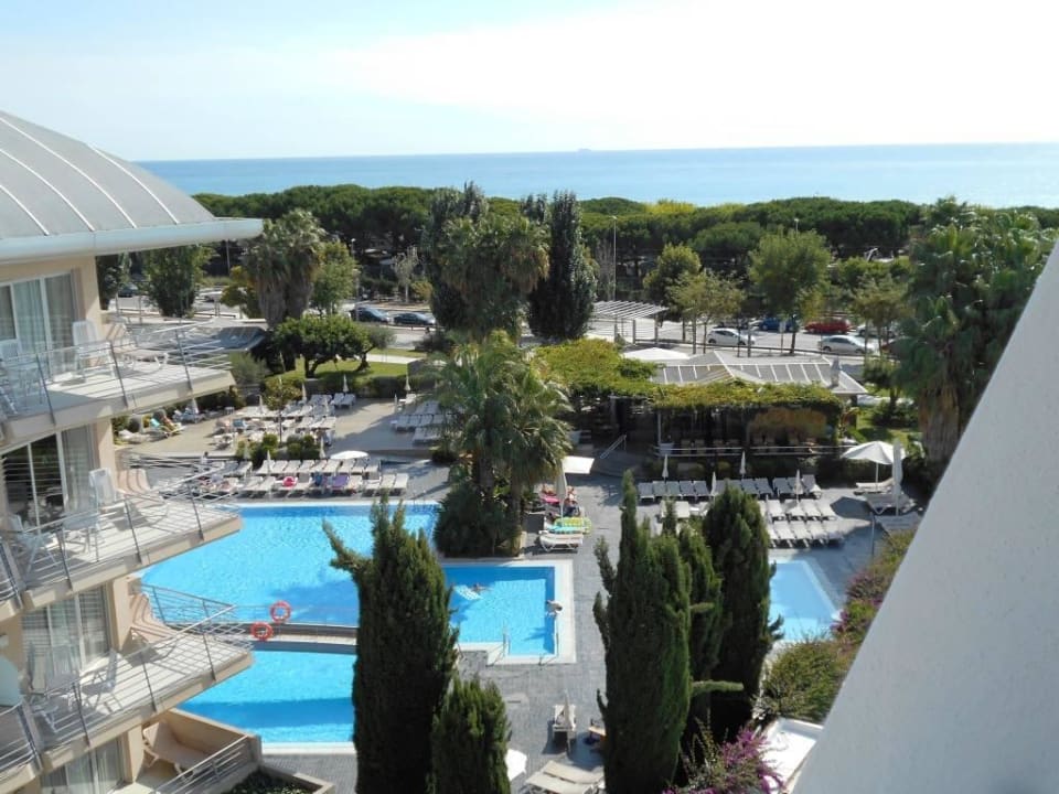 Widok z balkonu na prawo Montemar Maritim