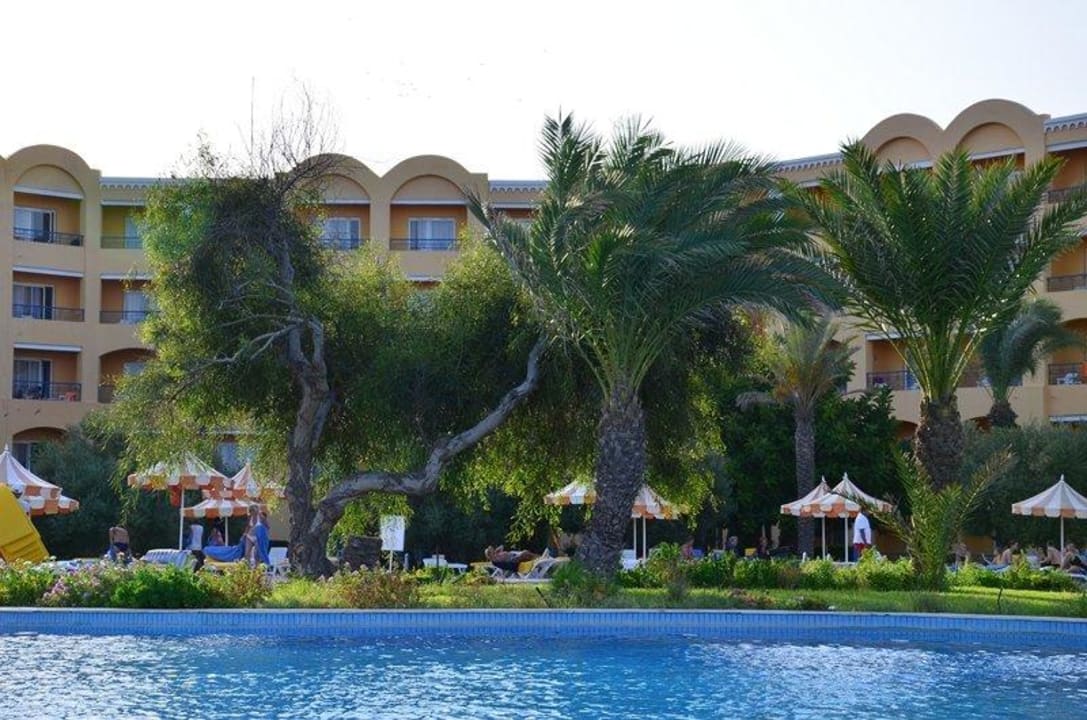 Widok z basenu na hotel Nour Palace Resort & Thalasso