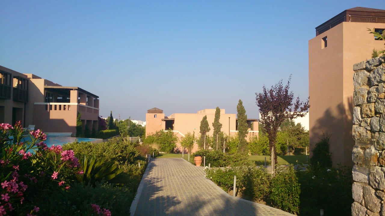 Weg zum Hauptgebäude (Achtung auf die Mini-Autos) Atlantica Belvedere Resort