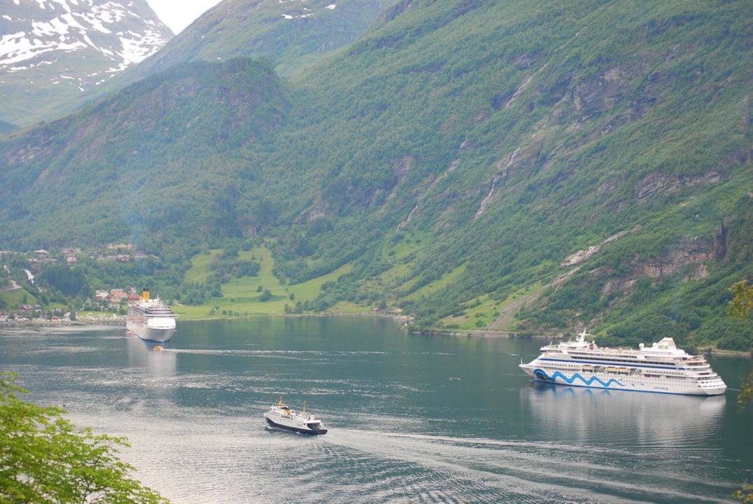 Kreuzfahrtschiffe im Geiranger Fjord - Hotelblick Grande Fjord Hotel