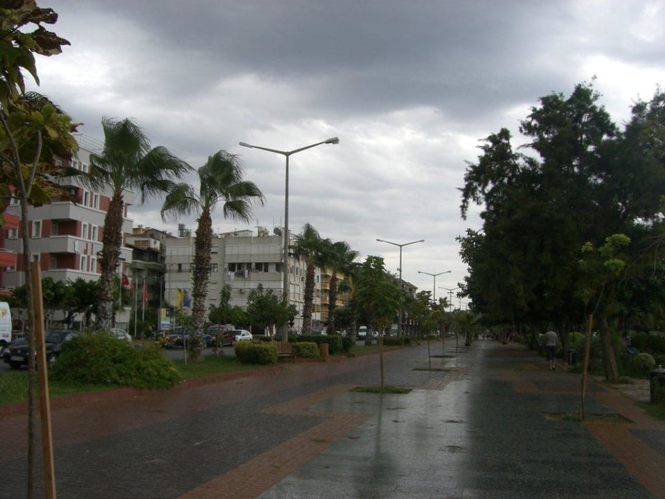 Strandpromenade bei Regen Kleopatra Balik