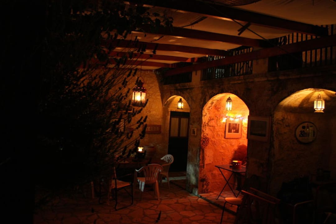 Innenhof Nostos Residence Nostos Studios & Apartments