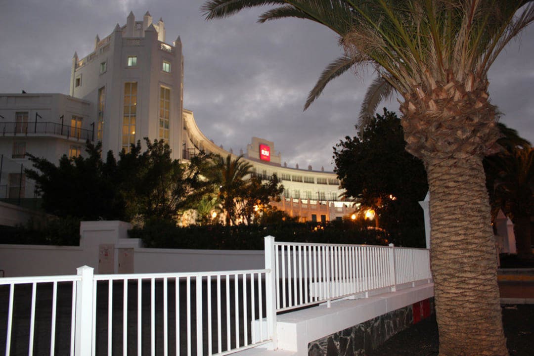 Das RIU Hotel in der Abenddämmerung Hotel Riu Palace Meloneras