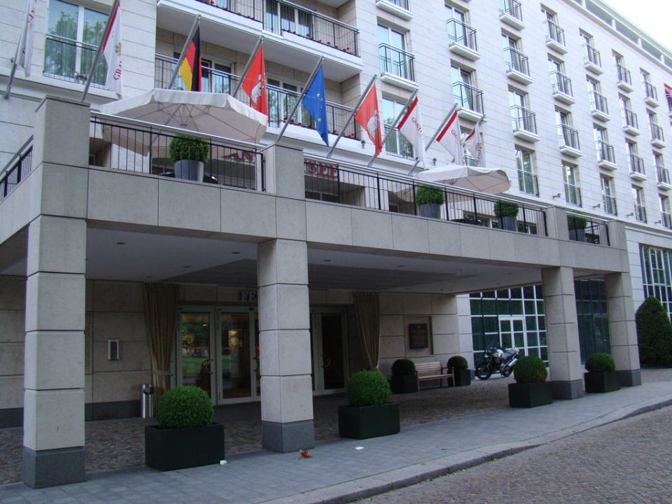 Hinterer Ausgang Richtung Bahnhof Dammtor Grand Elysée Hamburg