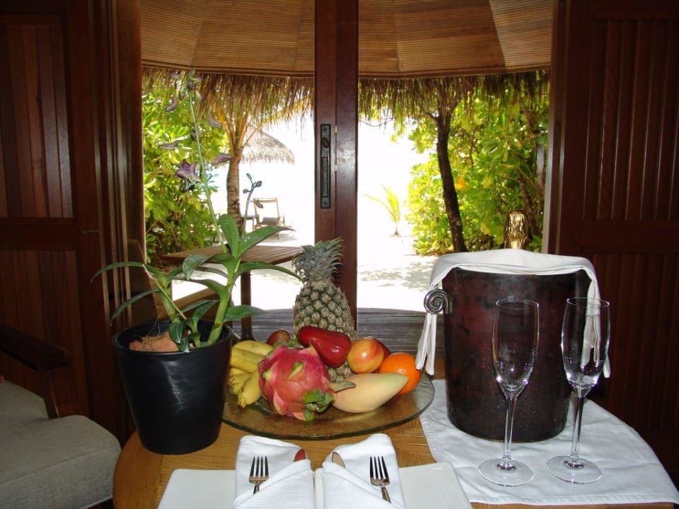 Zimmer mit leckeren Früchten Six Senses Kanuhura
