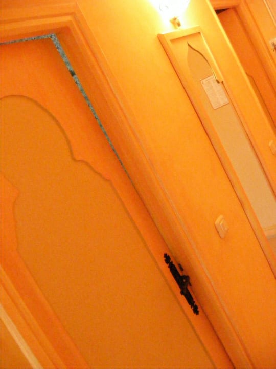 Zimmer 318, Badtür "leicht" verzogen, hahaha Djerba Castille