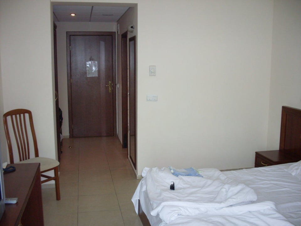 Blick zum Zimmereingang Hotel Glarus