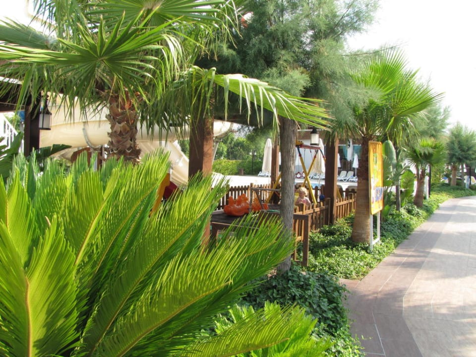 Links der Min-Club mitten in der Anlage Sunis Evren Beach Resort Hotel & Spa