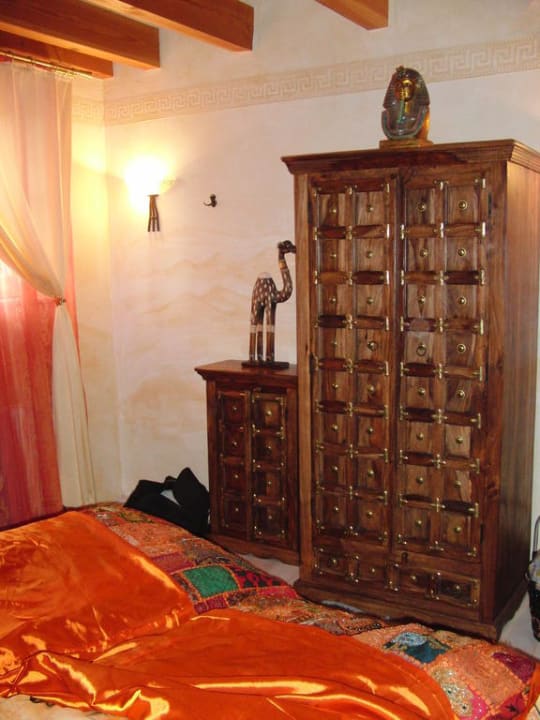 Kleiderschrank im Zimmer "Oriental" Cleo's Hotel